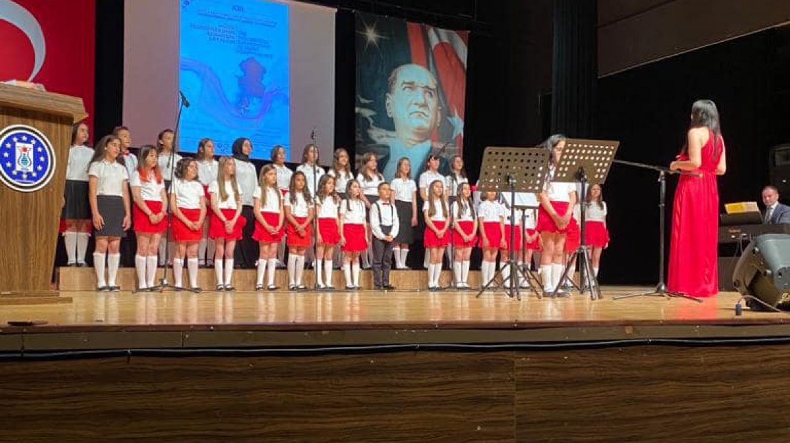 Okulumuz bünyesinde kurulan “Hisarlı Ahmet Çocuk Korosu” ilk konserini verdi.